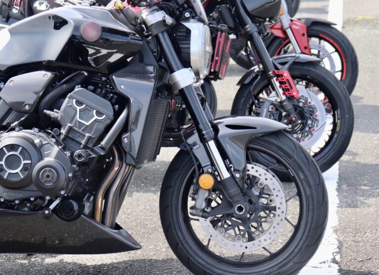 W社：小売業<br>(バイク販売店）<br>従業員数23名